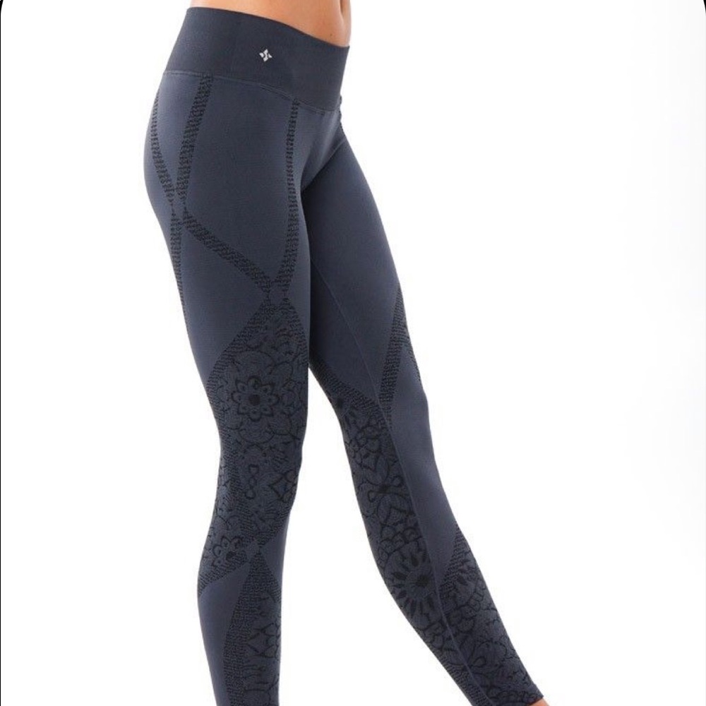 NUX seamless leggings in charcoal